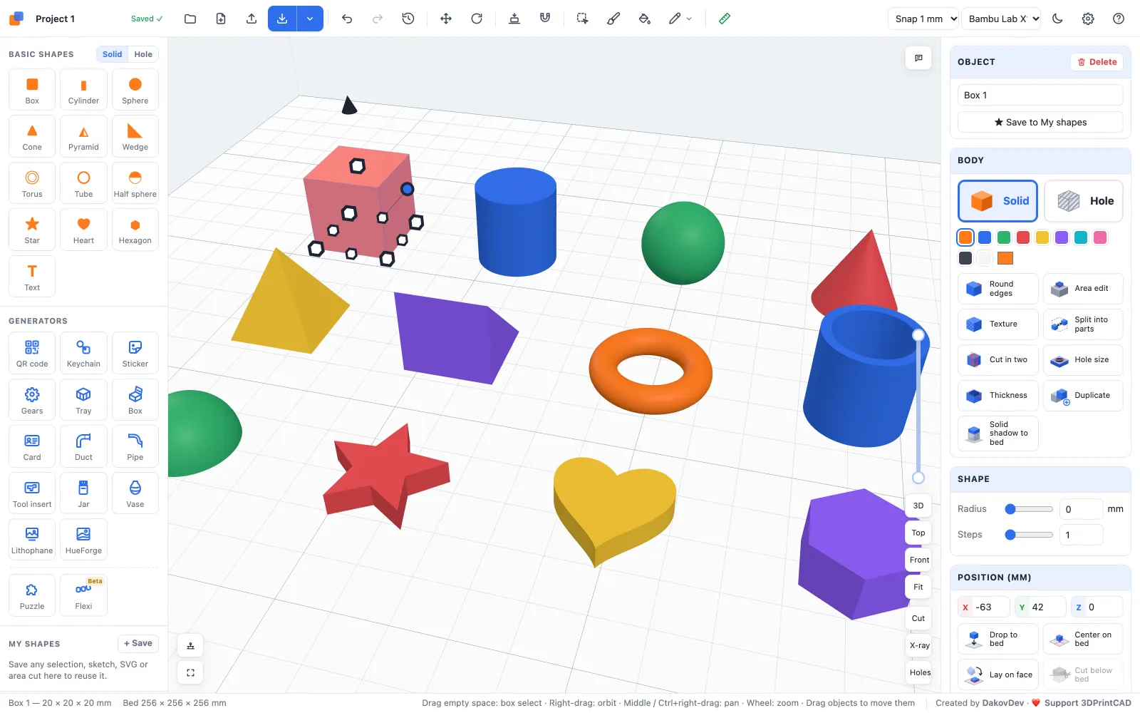 The 3DPrintCAD app with twelve shapes on the bed, the box selected and the body panel on the right
